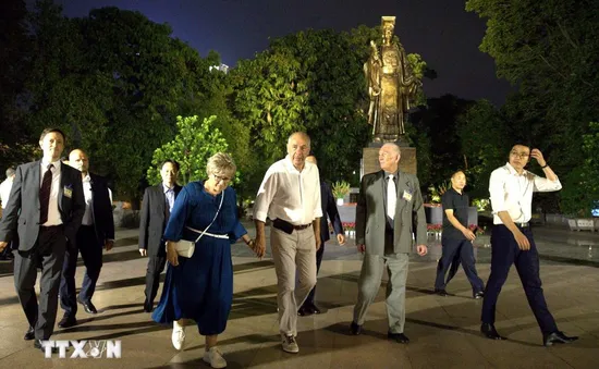 Tổng thống Hungary và Phu nhân đi dạo, ngắm cảnh hồ Hoàn Kiếm
