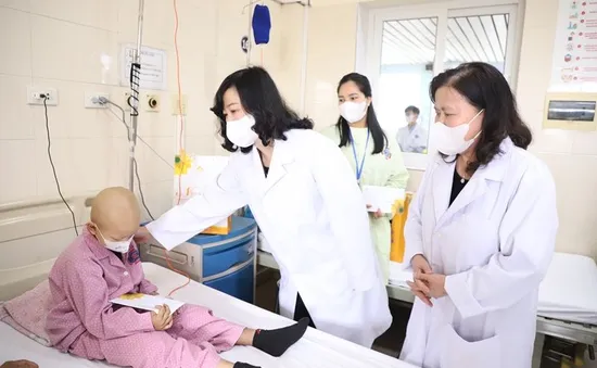 Bộ trưởng Bộ Y tế Đào Hồng Lan thăm, tặng quà các bệnh nhi ung thư tại Bệnh viện K