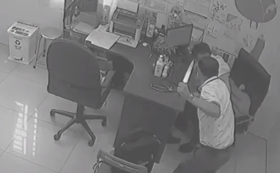 Mâu thuẫn cá nhân, bác sĩ đâm trọng thương đồng nghiệp rồi ra đầu thú