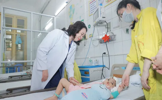 Phó Chủ tịch nước Võ Thị Ánh Xuân thăm, tặng quà bệnh nhi tại Bệnh viện Phổi Trung ương