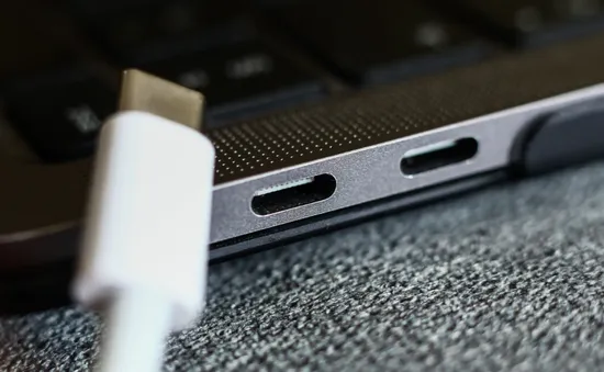 Sạc smartphone bằng bộ sạc USB-C của laptop liệu có an toàn?