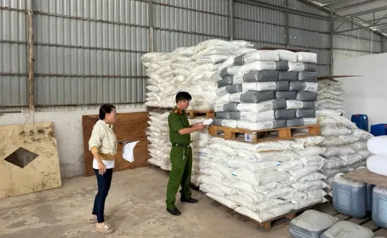 Đột kích phát hiện hơn 25 tấn hóa chất và hàng nghìn lọ mỹ phẩm không rõ nguồn gốc