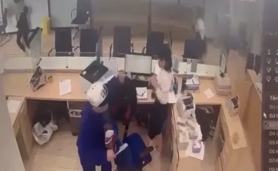 Tên cướp xông vào ngân hàng giữa ban ngày, lấy 400 triệu đồng rồi tẩu thoát