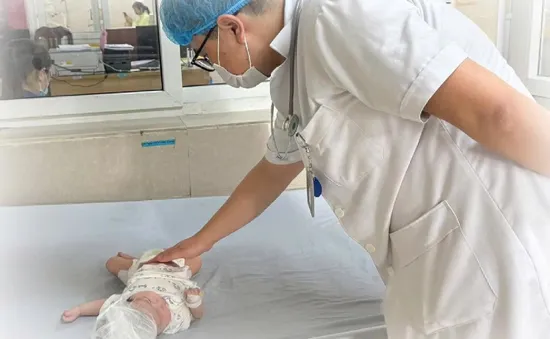 Mổ cấp cứu thành công cho bệnh nhi 40 ngày tuổi bị xuất huyết não