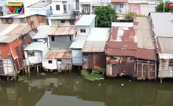 Di dời nhà ven kênh rạch ở TP Hồ Chí Minh gặp khó vì giấy tờ mua bán viết tay