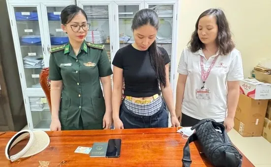 Người phụ nữ quấn 4 kg vàng quanh bụng mang qua biên giới