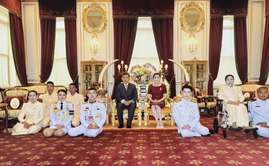 Vua và Hoàng hậu Thái Lan lần đầu tiên ban phúc cho lễ cưới đồng giới tại hoàng cung