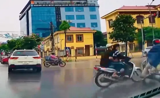Cố vượt đèn đỏ, xe máy tông người đi đúng luật giữa ngã tư