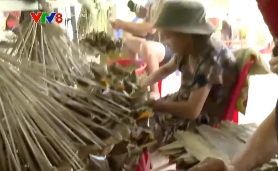 Rộn ràng làng nghề bánh ú tro dịp Tết Đoan Ngọ