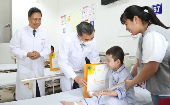 Lan tỏa yêu thương: Lãnh đạo Bộ Y tế thăm bệnh nhi ung thư nhân 1/6