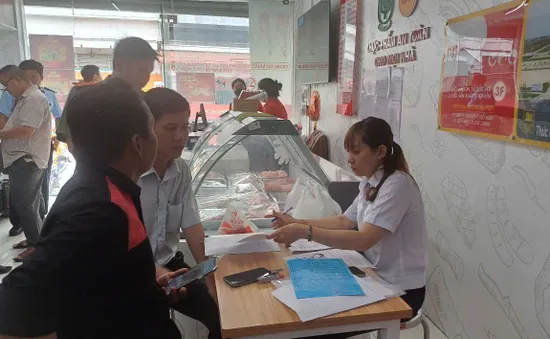 Kiểm tra cửa hàng C.P tại Sóc Trăng sau cáo buộc chế biến thịt lợn, gà bệnh