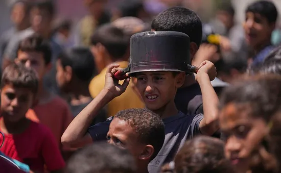 Người dân Gaza mò thức ăn trong rác khi nạn đói lan rộng