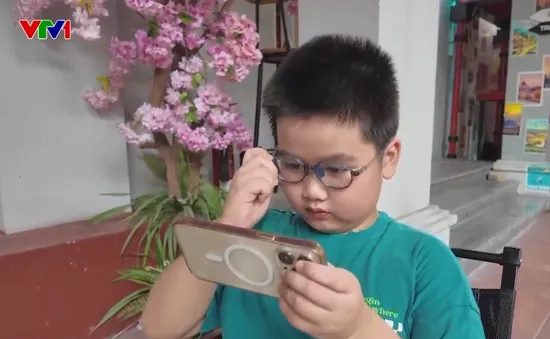 Cha mẹ cần làm gương để con trẻ rời xa điện thoại trong ngày hè