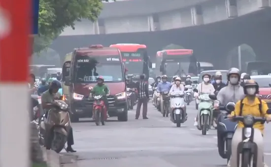 Phớt lờ biển báo cấm, nhiều xe xe khách vẫn dừng đỗ, đón trả khách ngoài bến xe ở Hà Nội