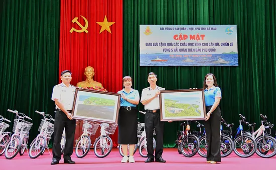 Hội Liên hiệp phụ nữ tỉnh Cà Mau mang yêu thương đến đảo xa
