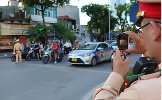 CSGT Hà Nội “bắt tận tay” người đi ngược chiều nhờ camera hiện đại