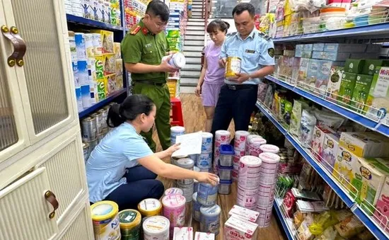 Phát hiện gần 200 sản phẩm sữa bột cho trẻ em nhập lậu, 150 kg chân gà không rõ nguồn gốc