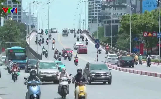 Người dân miền Bắc vật vã dưới nắng nóng cực đoan 40 độ C