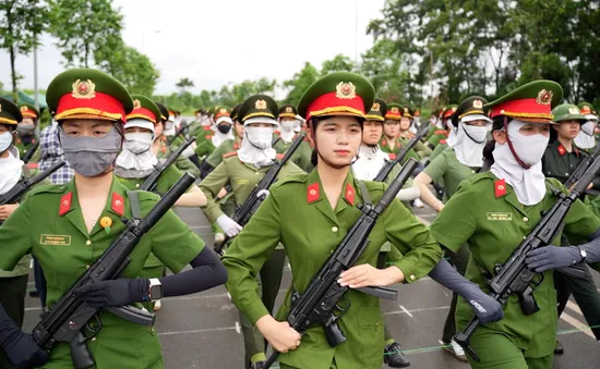 Khối nữ chiến sĩ cảnh sát đặc nhiệm tham gia nhiệm vụ A80 miệt mài luyện tập dưới cái nắng gay gắt
