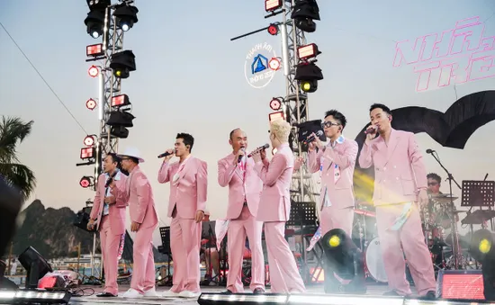 Liveshow của Nhà trẻ tặng khán giả nhiều món quà âm nhạc, "thủ lĩnh" Đinh Tiến Đạt hé lộ ca khúc mới về gia đình