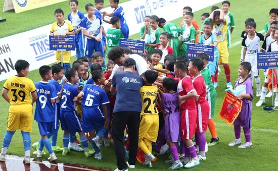 Xuân Son bị "bao vây" bởi các cầu thủ nhí Bà Rịa - Vũng Tàu