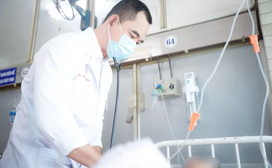 Mổ xuyên đêm cứu nạn nhân vụ sập nhà do mưa lớn ở Long An