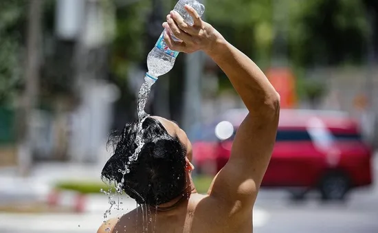 Đề phòng nhiều hình thái thời tiết nguy hiểm trên đất liền và trên biển