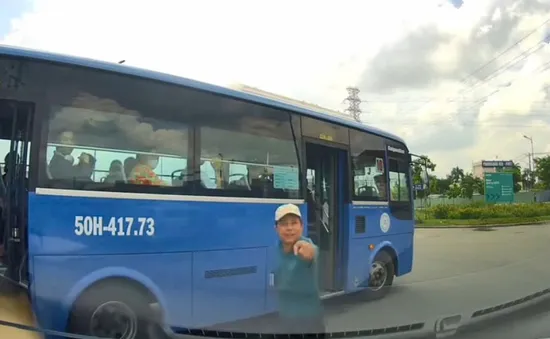 Đình chỉ tài xế xe buýt tạt đầu ô tô con