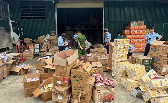 Hơn 36.000 sản phẩm thực phẩm và giấy vệ sinh nhập lậu bị thu giữ tại Cao Bằng
