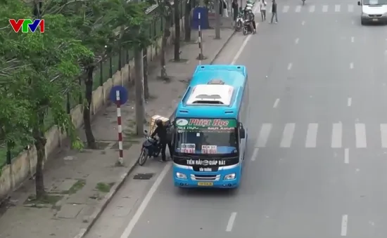 Xe dù bủa vây bến xe: Lỗ hổng trong quản lý vận tải hành khách