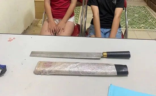 Bị trêu chọc, hai nữ sinh 12 tuổi mang dao dài 50cm tìm bạn “nói chuyện”