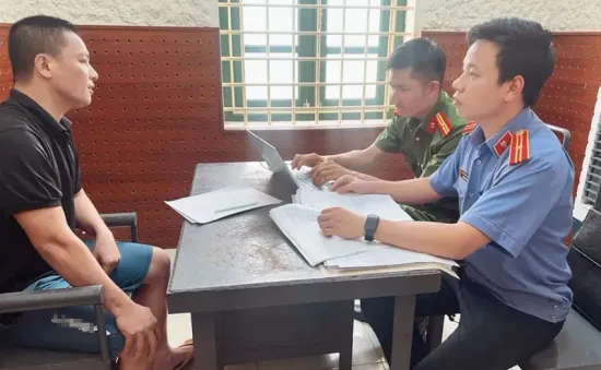 Va chạm giao thông, ép viết giấy nợ hơn 7 triệu đồng, 1 người bị khởi tố