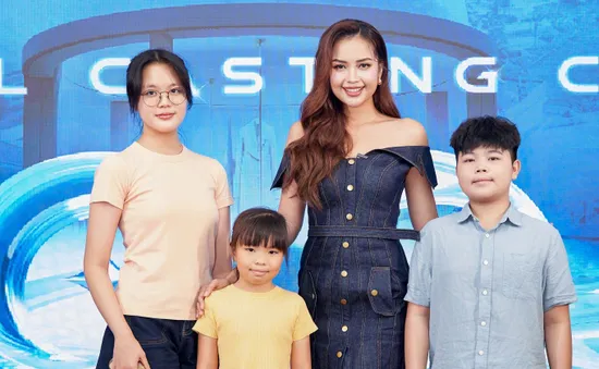 Hoa hậu Ngọc Châu, Xuân Hạnh hướng dẫn trình diễn thời trang cho trẻ em