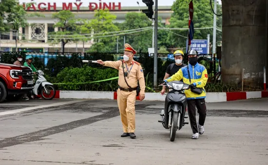 Xe ôm công nghệ “leo vỉa hè”, “né đèn đỏ”: CSGT Hà Nội mạnh tay xử lý