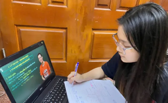 Sĩ tử tận dụng mạng xã hội để ôn thi hiệu quả