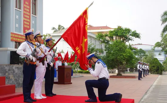 Chiến sĩ hải quân mới tuyên thệ dưới Quân kỳ Quyết thắng