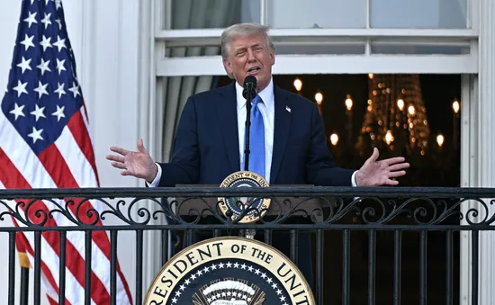 Tổng thống Trump ký sắc lệnh cấm nhập cảnh từ 12 quốc gia