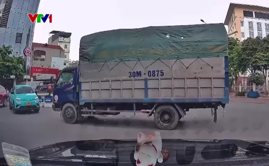 Xe tải đi ngược vòng xuyến khi qua nút giao gây mất an toàn giao thông