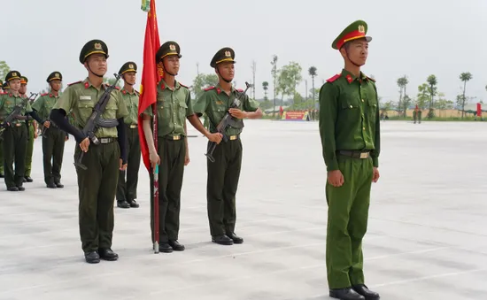 Gần 2.000 chiến sĩ công an luyện tập diễu binh ở thao trường Đại Yên
