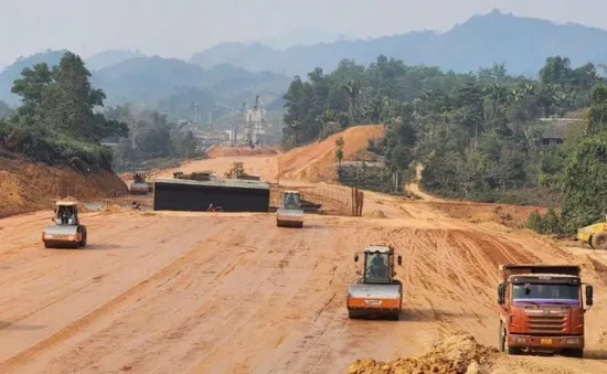 Đẩy nhanh tiến độ 4 dự án giao thông trọng điểm để đạt mục tiêu 3.000 km đường bộ cao tốc