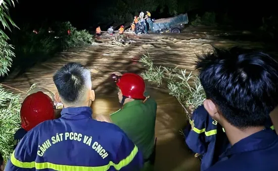Xuyên đêm cứu 4 người mắc kẹt giữa dòng lũ ở A Lưới