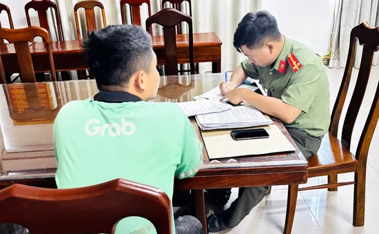 Nhận hơn 1,7 tỷ đồng từ tài khoản lạ, tài xế công nghệ tìm người trả lại