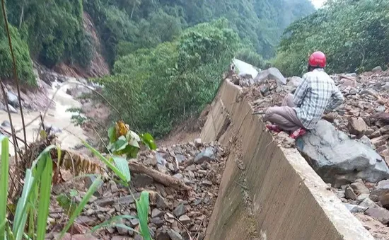 Mưa lớn tiếp tục gây sạt lở nghiêm trọng tại miền núi Nghệ An
