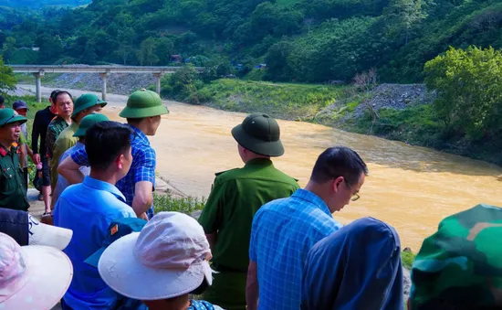 Lào Cai: Huy động hàng chục người tìm kiếm 2 nạn nhân mất tích khi bơi qua sông