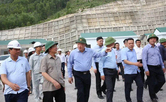 Phó Thủ tướng Thường trực Nguyễn Hòa Bình thị sát, kiểm tra dự án giao thông đoạn Quy Nhơn - Chí Thạnh