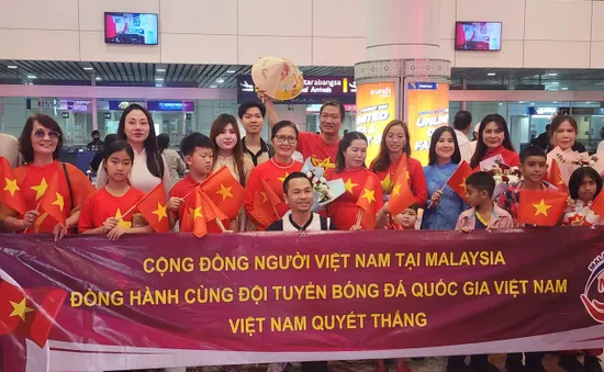 Thầy trò HLV Kim Sang-sik nhận sự chào đón cuồng nhiệt từ người Việt Nam tại Malaysia