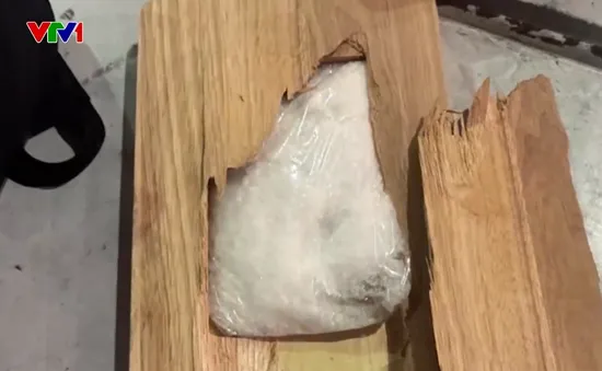 Hải quan bắt giữ hơn 84.000 bao thuốc lá ngoại và hơn 5 kg ma túy được cất giấu tinh vi