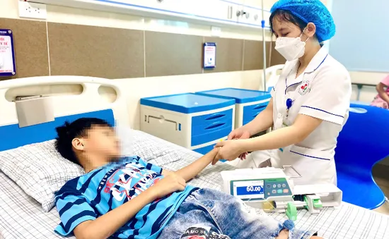 Bé trai sốc nhiệt do vào phòng lạnh sau khi chơi ngoài trời