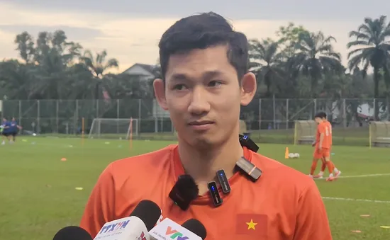 Hai Long nói gì khi được khen "sáng" nhất trận gặp Man Utd?
