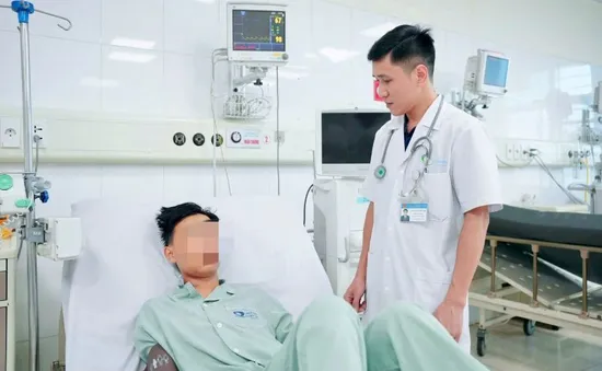 Cổ bị kẹp thang máy, nam sinh hôn mê suýt tử vong